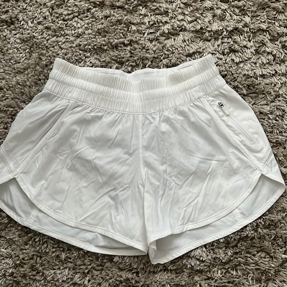Like new! Woman’s size 6 Lululemon white hottie short